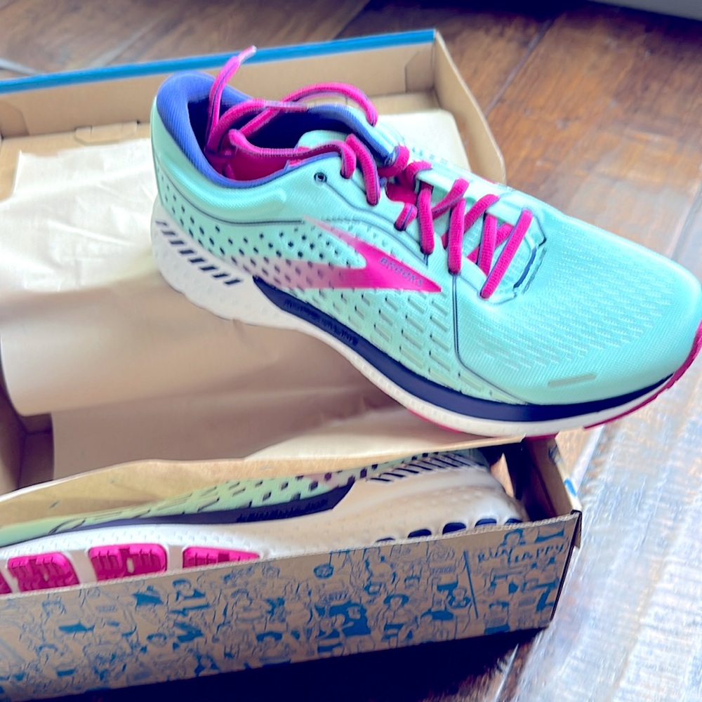 Brooks Adrenaline GTS 21. New in box. Womens size 9.5